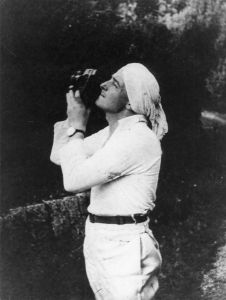 Vertov mit Turban bei Dreharbeiten 