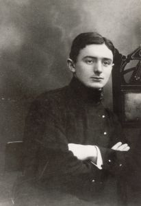 Dziga Vertov als Student in Białystok, sitzend