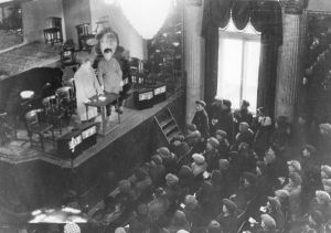 Dziga Vertov hält einen Vortrag über "Kinoglaz", Künstlertheater