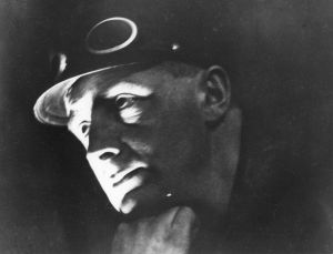 Vertov Porträt seitlich und Großaufnahme