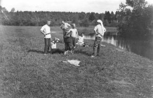 Vertov with young pioneers in the country