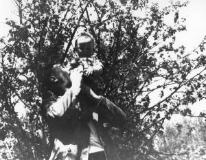 Vertov with a child on his shoulder