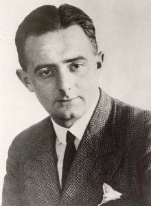 Dziga Vertov im Anzug