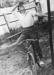 Dziga Vertov am Fahrrad, schaut hinauf