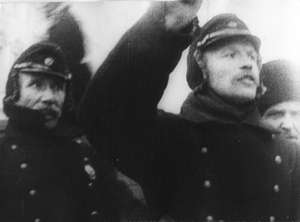 Zwei Männer salutieren