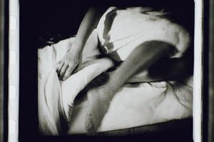 Frau steigt aus dem Bett