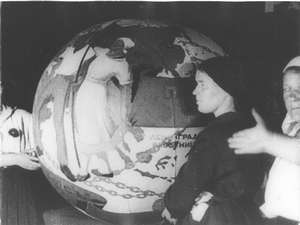 Globus mit Arbeiterin