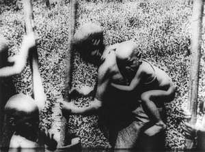 Arbeitende Afrikanerin mit Kleinkind