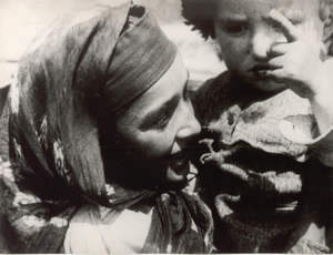 Mutter mit Kind auf dem Arm