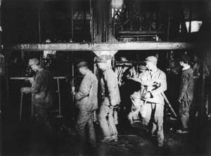 Bergarbeiter vor Aufzug