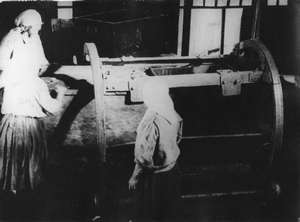 Bergarbeiterinnen leeren Wagen