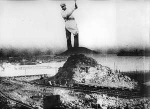 Mann hämmert, darunter Berg - Variante