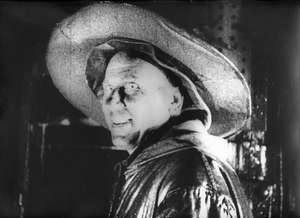 Arbeiter im Regenmantel