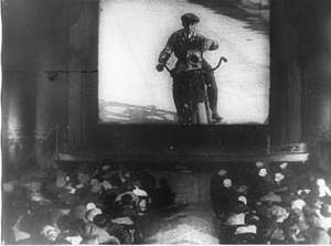 Kaufman auf Motorrad im Kinosaal