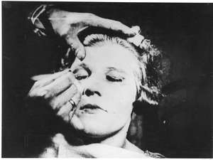 Frau wird geschminkt