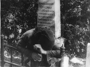 Alte Frau trauert am Grab - Variante