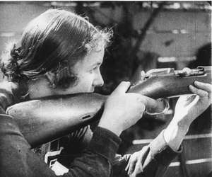 Frau am Schießstand