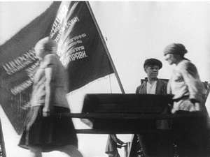 Arbeiterinnen mit Trage