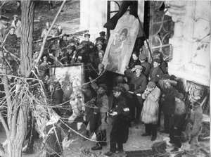 Heiligenbilder werden aus der Kirche getragen