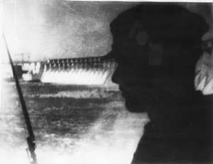 Soldat vor Wehr im Gegenlicht