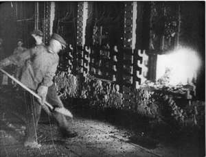 Arbeiter schaufeln Kohle