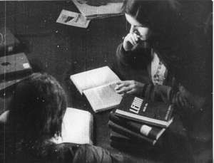 Frauen lesen in Lenin-Büchern