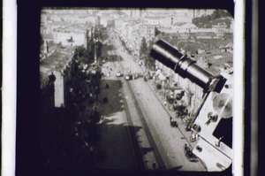 Kameraobjektiv schaut über die Stadt, schaut hinauf