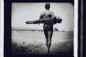 Kaufman in Badehose und mit Kamera