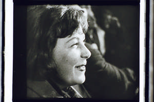 Frau im Publikum, lächelt