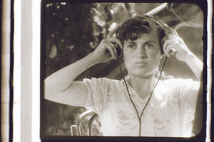 Frau mit Kopfhörer, frontal und halbnah