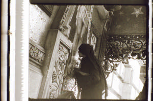 Frau vor dem Kreuz seitlich