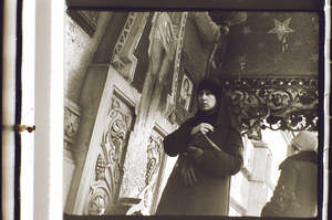 Frau vor dem Kreuz von vorne