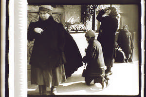 Frauen vor dem Kreuz, Frau kniet