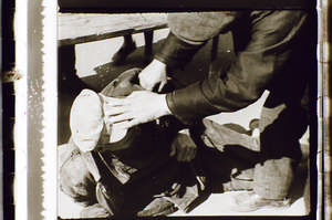 Betrunkener am Boden mit Kappe und Mann