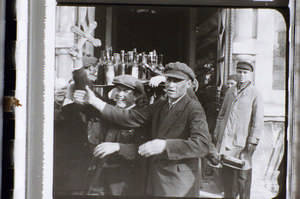 Menschen tragen Flaschen aus der Kirche