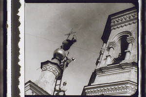 Männer klettern auf den Kirchturm