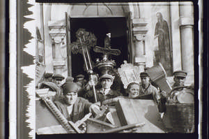 Leute tragen Dinge aus der Kirche hinaus Motiv 1