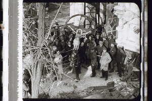 Menschenmenge vor der Kirche mit Christusfigur