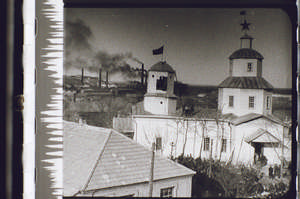 Kirche Gesamtansicht, Männer auf dem Dach
