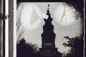 Turm mit zwei Fahnen, Mehrfachbelichtung