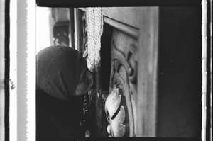 Frau küsst das Kreuz, nah