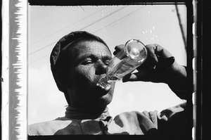 Mann trinkt aus Flasche Motiv 1