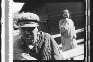 Betrunkener, Fraue im Hintergrund