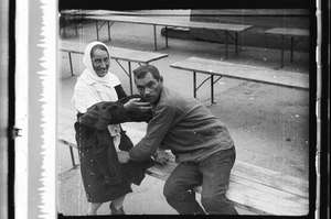 Betrunkener auf Bank, Frau dabei