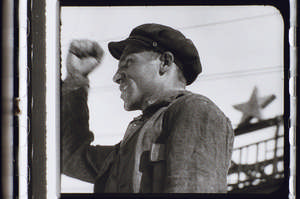 Arbeiter redet, erhobene Faust